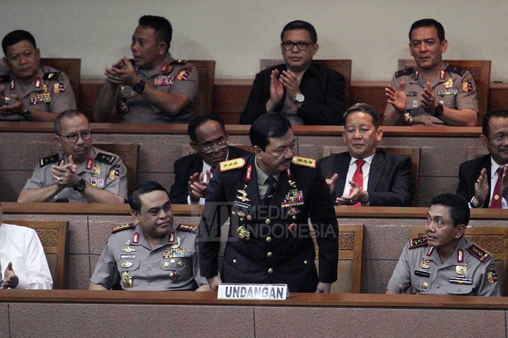 Komjen Budi Gunawan berdiri saat diperkenalkan ke anggota Dewan oleh Wakil Ketua DPR Taufik Kurniawan setelah Paripurna menyetujuinya sebagai Kepala BIN di Kompleks Parlemen, Senayan, Jakarta, Kamis (8/9/2016). 