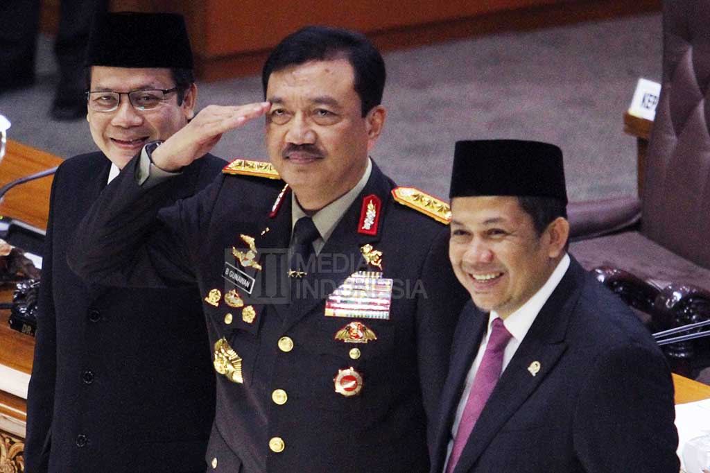 Komjen Budi Gunawan memberikan salam hormat kepada anggota Dewan didampingi Wakil Ketua DPR Taufik Kurniawan (kiri) dan Fahri Hamzah.