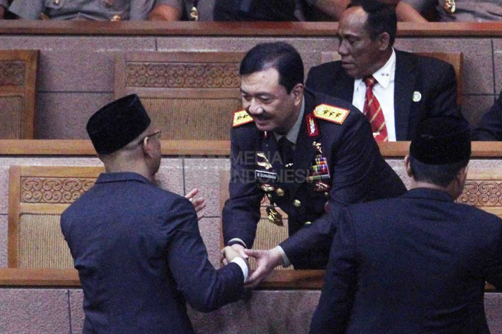 Komjen Budi Gunawan menerima ucapan selamat dari anggota Dewan.