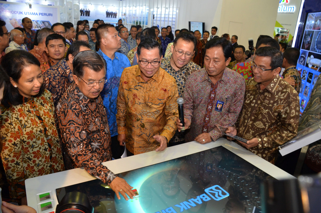 Wapres Jusuf Kalla (kedua kiri) didampingi Menteri BUMN Rini Soemarno (kiri) dan Ketua DPD Irman Gusman (ketiga kanan) mendengar penjelasan dari Direktur Utama Bank BRI Asmawi Syam (tengah) pada pembukaan pameran IBDexpo di JCC, Jakarta, Kamis (8/9/2016).