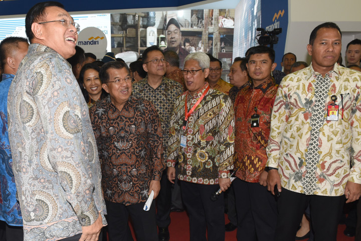 Dirut BNI Achmad Baiquni (kiri) menjelaskan produk terbaru kepada Wapres yang didampingi Menteri BUMN Rini Soemarno, Ketua DPD Irman Gusman dan Ketua Panitia IBDExpo 2016 Hempi N Prajudi (ketiga kanan) saat mengunjungi gerai PT Bank Negara Indonesia (BNI) (Persero). 