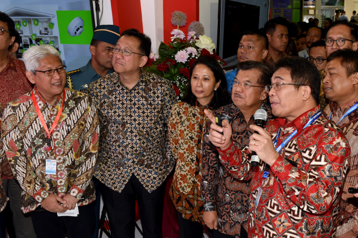 Dirut Telkom Alex J Sinaga (kanan) menjelaskan teknologi terbaru Telkom kepada Wapres, Menteri BUMN, Ketua DPD dan Ketua Panitia IBDExpo 2016 saat mengunjungi gerai PT Telkom.