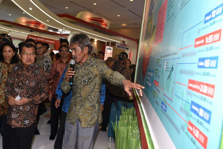 Direktur Hulu Pertamina Syamsu Alam (kanan) mendampingi Wapres dan Menteri BUMN mengunjungi gerai PT Pertamina (Persero).