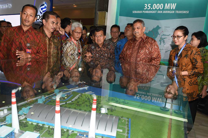 Dirut PT PLN Sofyan Basir (ketiga kanan) menjelaskan maket proyek 35.000 MW kepada Wapres bersama Ketua Panitia IBDExpo 2016 saat mengunjungi gerai PLN.