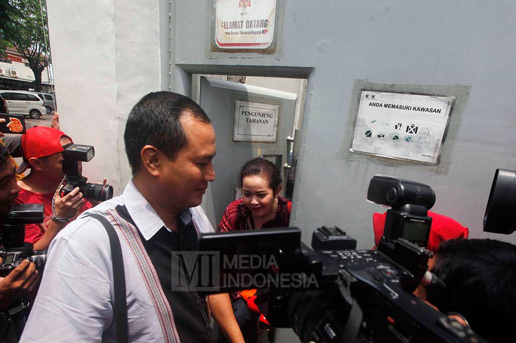 Dessy A Edwin Mengeluh Sakit Lambung