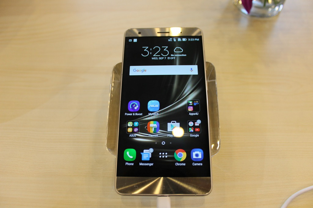 Tampak depan ZenFone 3 Deluxe.