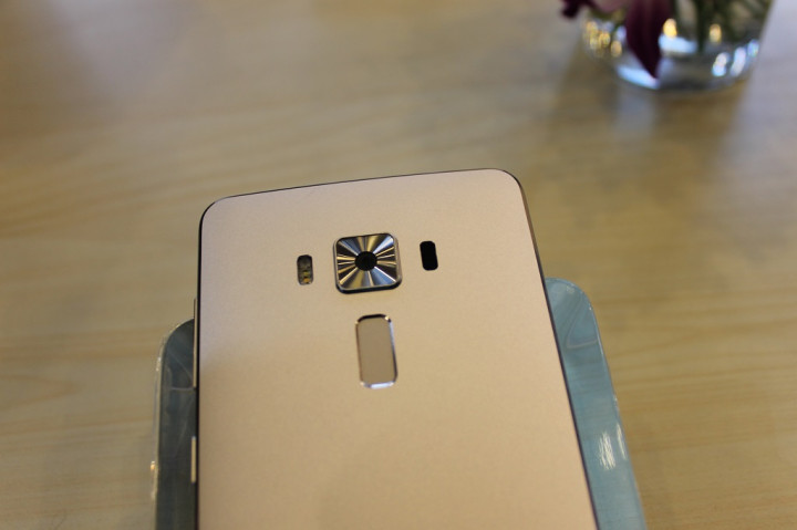 Tampak belakang ZenFone 3 Deluxe.