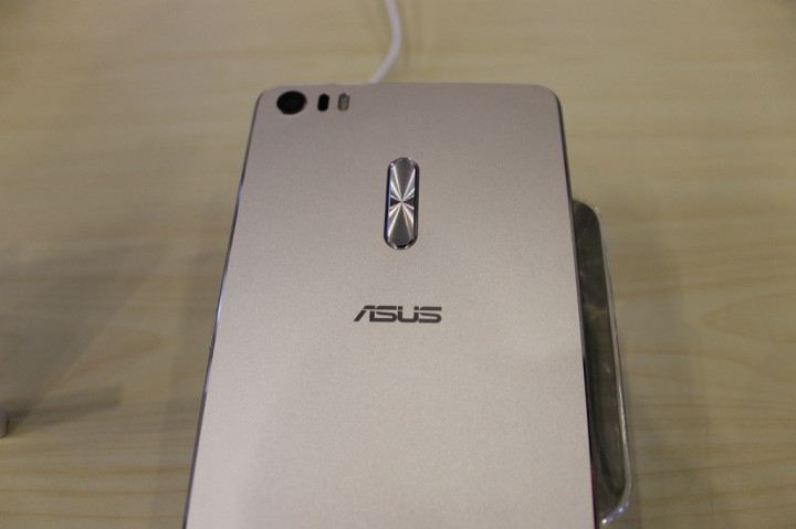 Tampak belakang ZenFone Ultra.