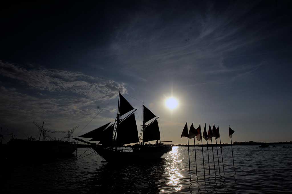 Salah satu perahu pinisi bersandar di dermaga Anjungan Pantai Losari saat pembukaan Makassar International Eight Festival and Forum (F8) di Pantai Losari Makassar, Kamis (8/9/2016).