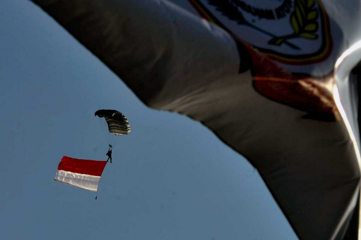 Seorang penerjun dari TNI AU melakukan atraksi terjun pada pembukaan Makassar International Eight Festival and Forum (F8).