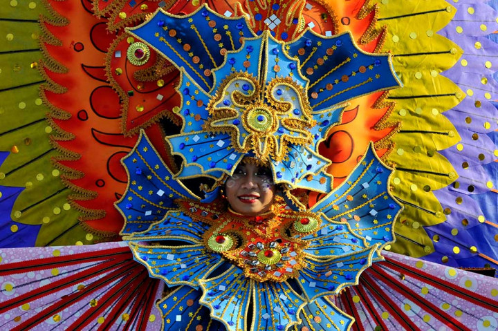 Peserta memperagakan busana dalam karnaval pembukaan Makassar International Eight Festival and Forum (F8).