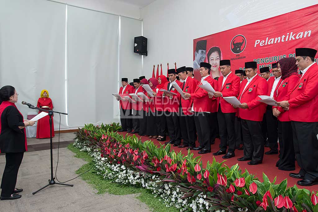 Ketua Umum PDI Perjuangan Megawati Soekarnoputri (kiri) memimpin pembacaan ikrar ketika melantik Pengurus Pusat (PP) Baitul Muslimin Indonesia masa bakti 2016-2020.