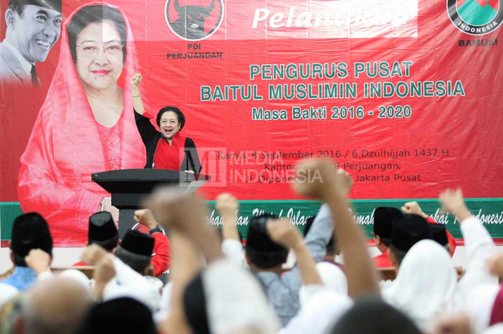 Megawati Soekarnoputri meneriakkan kata Merdeka ketika memberikan arahan pada acara Pelantikan Pengurus Pusat Baitul Muslimin Indonesia masa bakti 2016-2020.