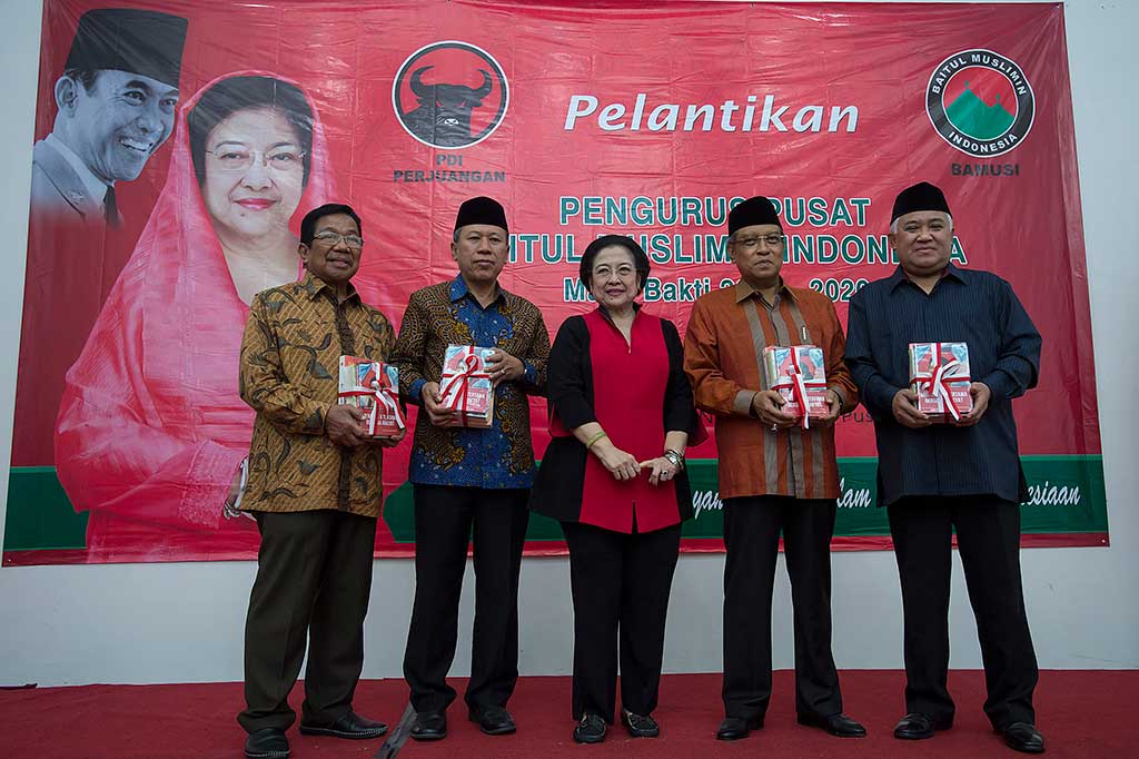 Megawati Soekarnoputri (tengah) berfoto bersama dengan anggota Dewan Pembina PP Bamusi yang juga Ketua Umum PB NU KH Said Aqil Siradj (kedua kanan), anggota Dewan Pembina PP Bamusi yang juga mantan Ketua Umum PP Muhammadiyah Din Syamsuddin (kanan), Ketua PP Muhammadiyah Syafiq A. Mughni (kedua kiri), dan tokoh nasional Aksa Mahmud usai acara Pelantikan PP Baitul Muslimin Indonesia masa bakti 2016-2020.