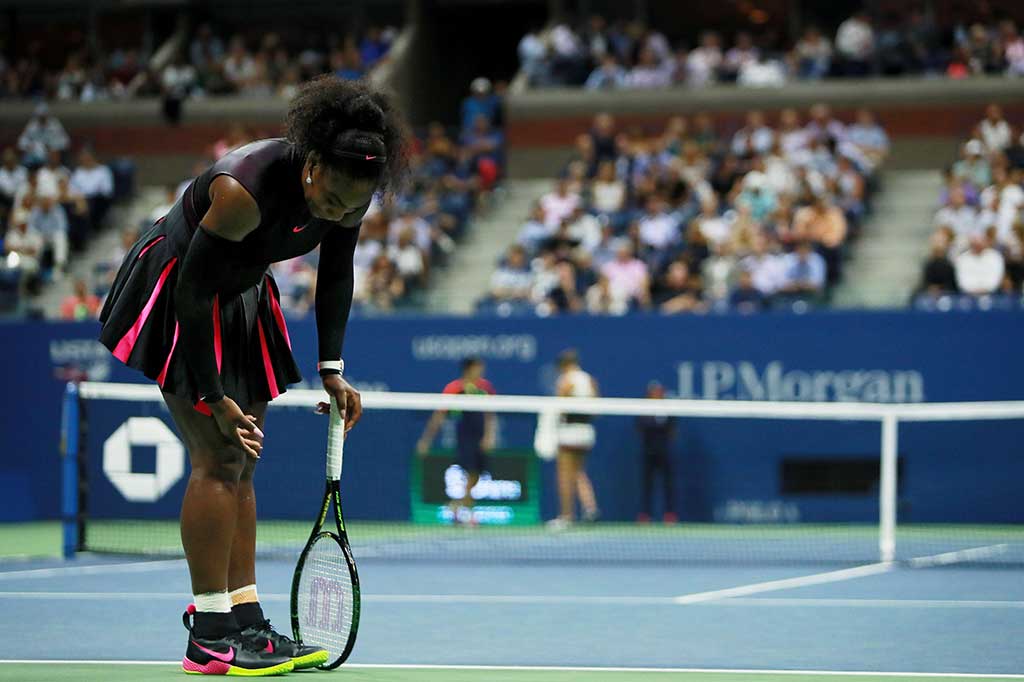 Serena Williams tertunduk lesu setelah dikalahkan unggulan 10 asal Republik Ceko Karolina Pliskova.