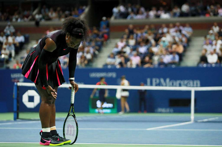 Serena Williams tertunduk lesu setelah dikalahkan unggulan 10 asal Republik Ceko Karolina Pliskova.