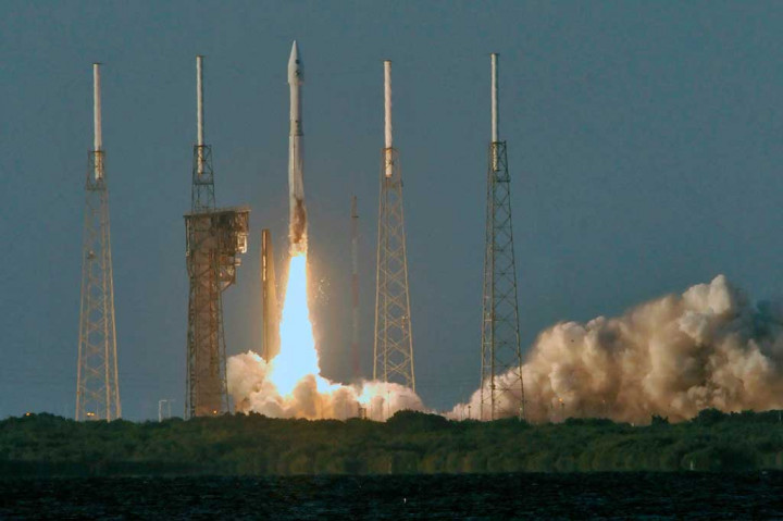Roket Alliance Atlas V yang membawa robot penjelajah Osiris-Rex meluncur dari Cape Canaveral Air Force Station, Florida, Kamis (8/9/2016). 