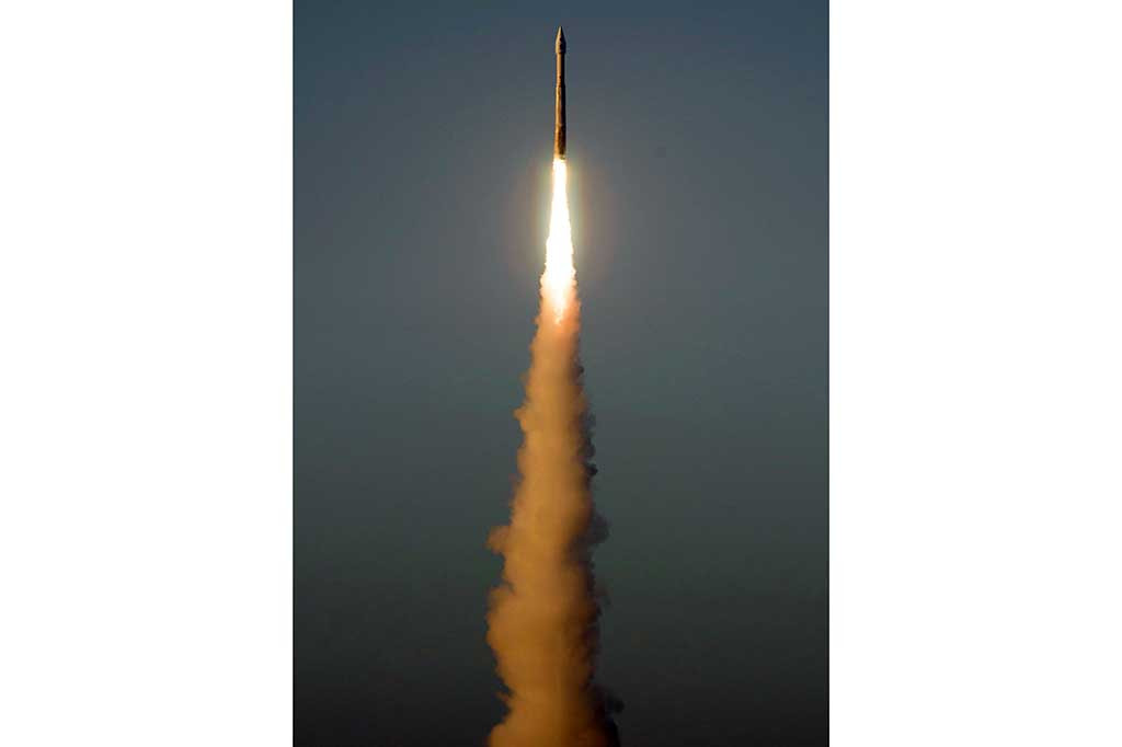 Robot Osiris-Rex meluncur pada pukul 07:05 waktu setempat (23:05 GMT).