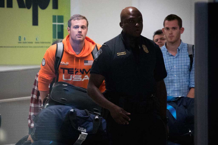 Sebelumnya pihak keamanan Brasil mengatakan bahwa para perenang AS itu merusak toilet umum dan kemudian mengarang cerita bahwa mereka seolah-olah dirampok.