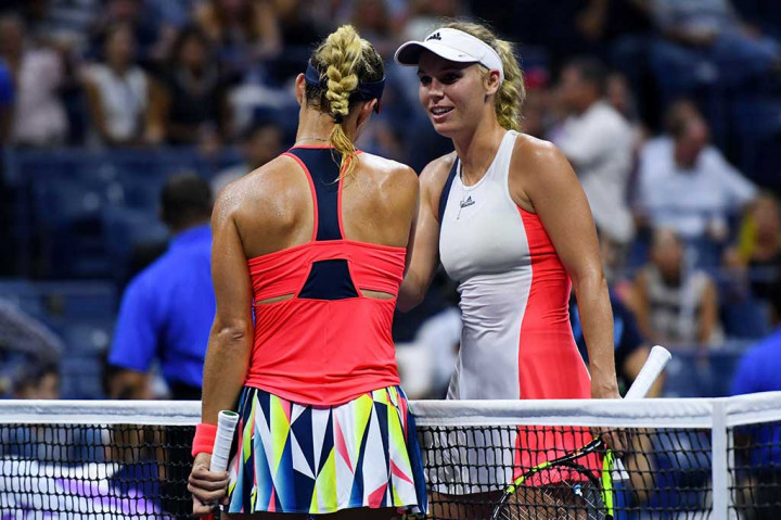 Kerber mendapat ucapan selamat dari Wozniacki.