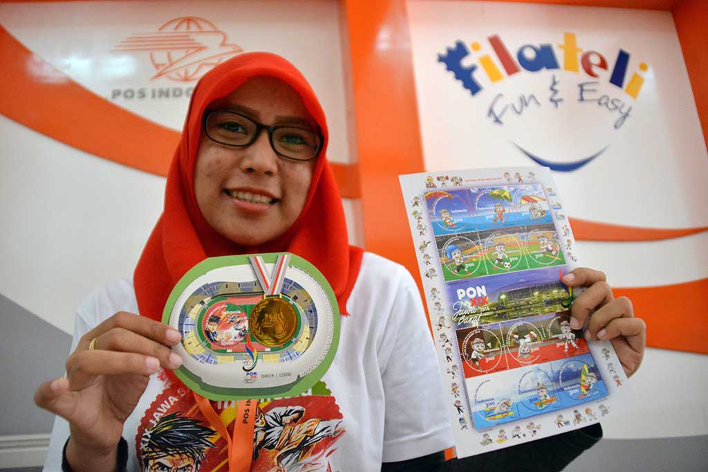 Pegawai Kantor Pos memperlihatkan prangko dan souvenir seri PON XIX Jabar, di Semarang, Jateng. 