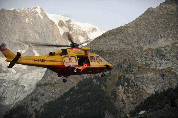 Empat helikopter menyelamatkan 65 penumpang dari kereta berkapasitas empat orang, sebelum malam menyelimuti Mont Blanc, gunung tertinggi di Alpen. Lebih 10 penumpang lain dievakuasi saat malam hari dengan menggunakan tali.
