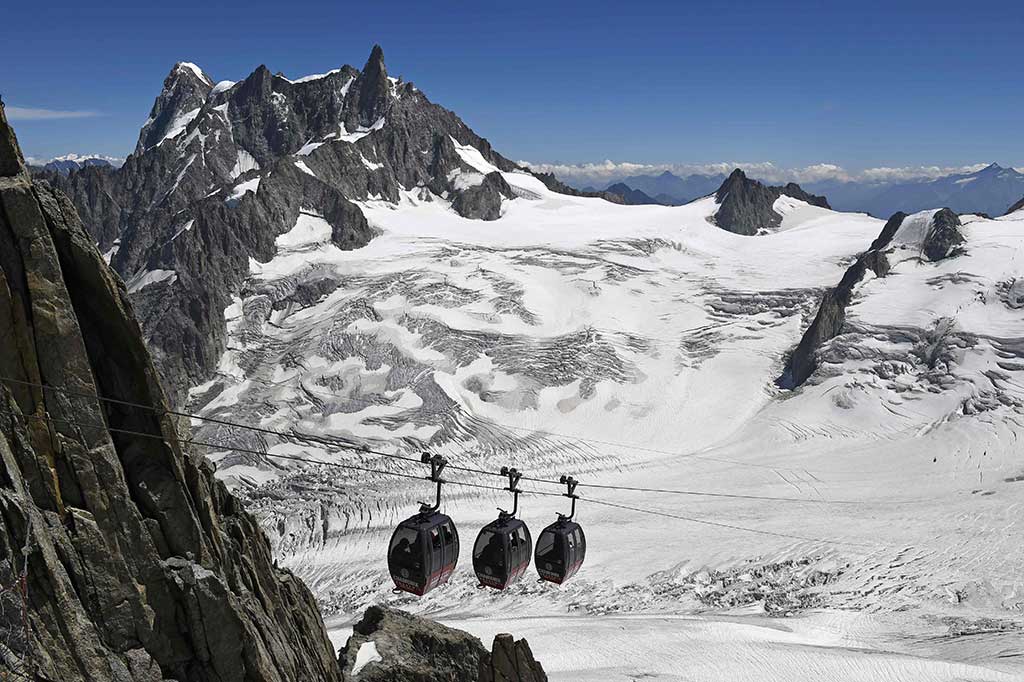 Kereta gantung itu menghubungkan puncak gunung Aiguille du Midi di sisi Prancis dan puncak Helbronner di perbatasan Italia. Rute dengan panorama indah di atas gletser itu biasanya memakan waktu 30 menit.