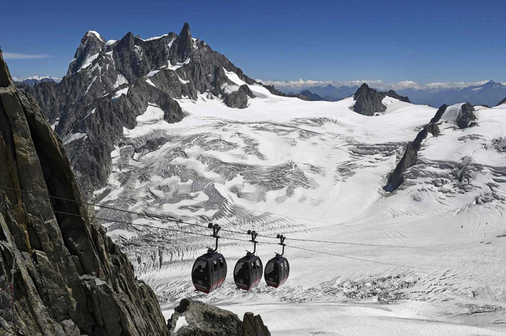 Kereta gantung itu menghubungkan puncak gunung Aiguille du Midi di sisi Prancis dan puncak Helbronner di perbatasan Italia. Rute dengan panorama indah di atas gletser itu biasanya memakan waktu 30 menit.