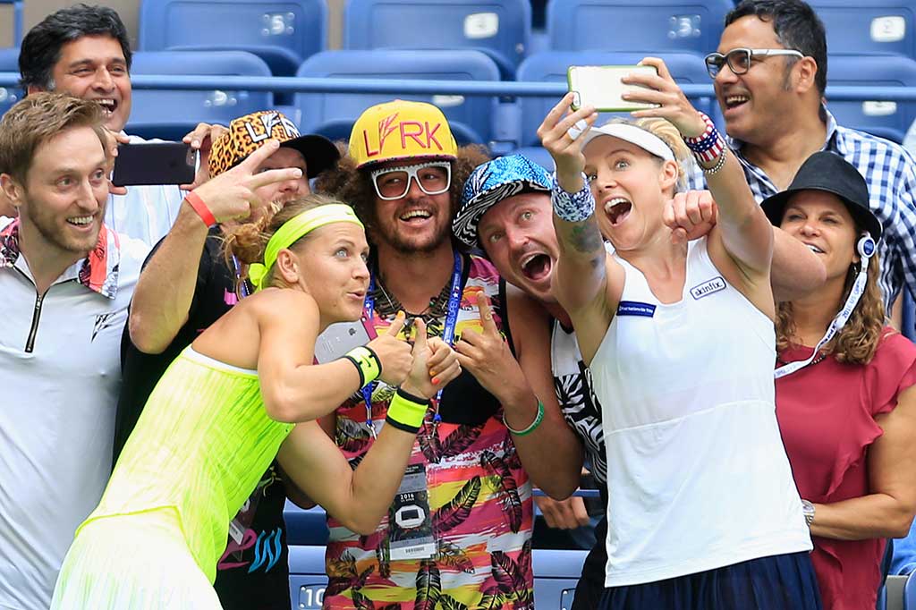 Mattek-Sands/Safarova berswa foto bersama para penggemarnya.