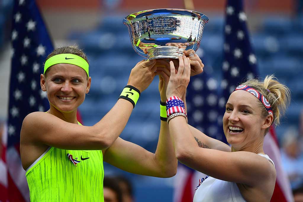 Dengan kemenangan ini, Mattek-Sands dan Safarova semakin dekat dengan gelar ganda di ajang Grand Slam, setelah sebelumnya mereka merebut trofi di Australia Terbuka dan Prancis Terbuka tahun lalu.