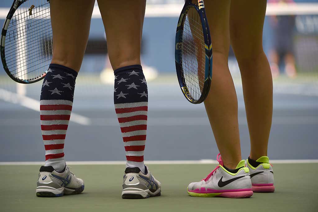 Mattek-Sands mengenakan kaus kaki dan wristband bermotif bintang dan garis khas AS, pada hari di mana AS Terbuka mengenang para korban yang meninggal pada serangan 9/11 di Twin Towers 15 tahun silam.