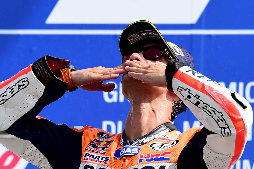 Pedrosa menyentuh garis finis dalam waktu 43 menit 43,524 detik, unggul 1,7 detik atas Rossi. 