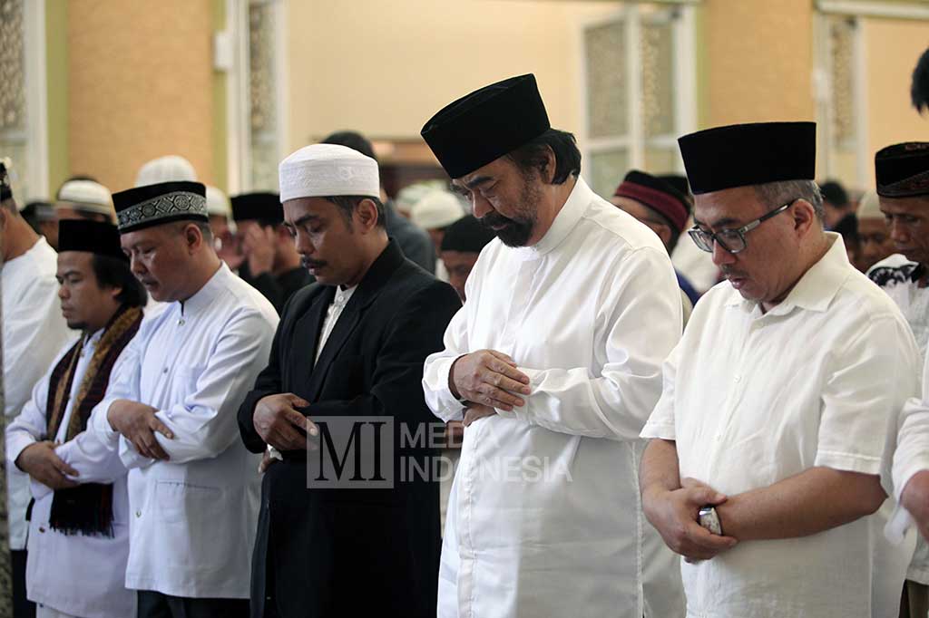 Chairman Media Group Surya Paloh (kedua dari kanan) didampingi Direktur Pemberitaan Metro TV Suryo Pratomo (kanan) melaksanakan Salat Idul Adha 1437 H di Masjid Nursiah Daud Paloh, Kedoya, Jakarta Barat.