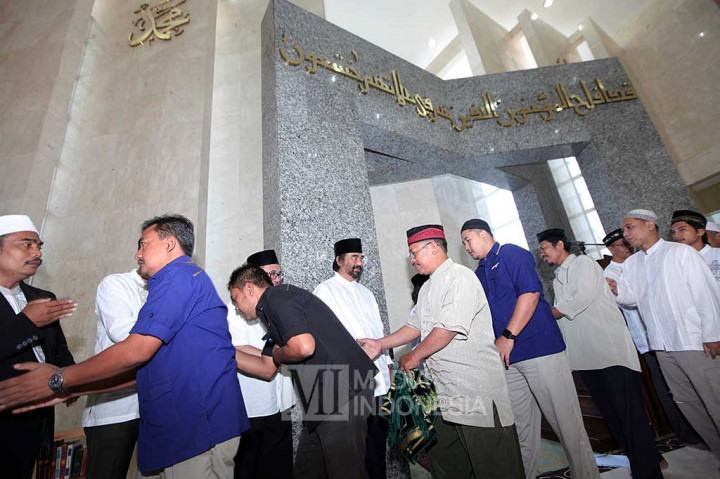 Chairman Media Group Surya Paloh bersalaman dengan para karyawan seusai melaksanakan Shalat Idul Adha 1437 H.