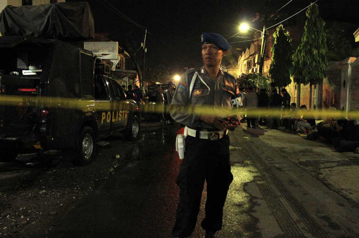 Polisi berjaga di lokasi ledakan di Makassar, Minggu malam.