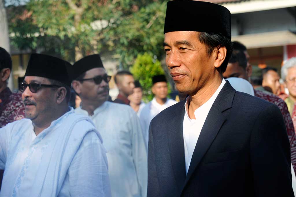 Presiden Joko Widodo didampingi Gubernur Banten Rano Karno tiba di Mesjid Agung Atsauroh untuk melaksanakan salat Idul Adha.