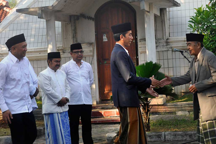 Presiden disaksikan Wali Kota Serang Harul Jaman (kedua kiri) dan Kepala Staf Kepresidenan Teten Masduki (kiri) secara simbolis menyerahkan hewan kurban kepada Imam Masjid Agung Atsauroh KH Syafii.