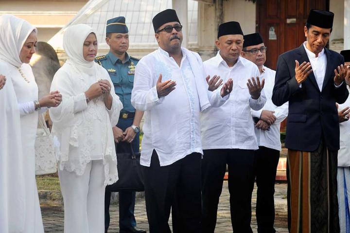 Presiden didampingi Kepala Staf Kepresidenan Teten Masduki (kedua kanan) Gubernur Banten Rano Karno (tengah) Ibu Negara Iriana Joko Widodo (kedua kiri) dan Ny Dewi Rano Karno (kiri) berdoa sebelum penyembelihan hewan kurban di Mesjid Agung Atsauroh.