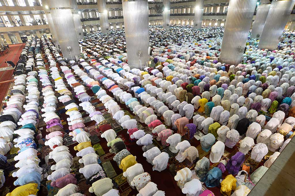 Ribuan umat Muslim melaksanakan Salat Idul Adha di Masjid Istiqlal.