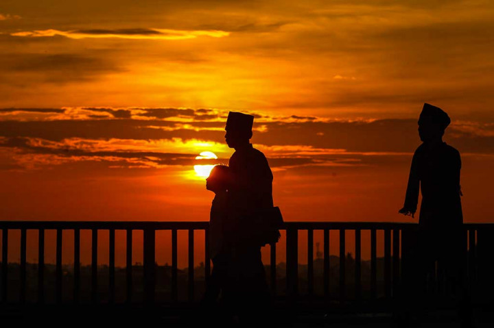 Umat Muslim menuju Masjid Agung Palembang untuk melaksanakan Salat Idul Adha.