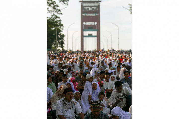 Ribuan umat Muslim melaksanakan Salat Idul Adha di halaman Masjid Agung hingga memenuhi Bundaran dan Jembatan Ampera, Palembang.