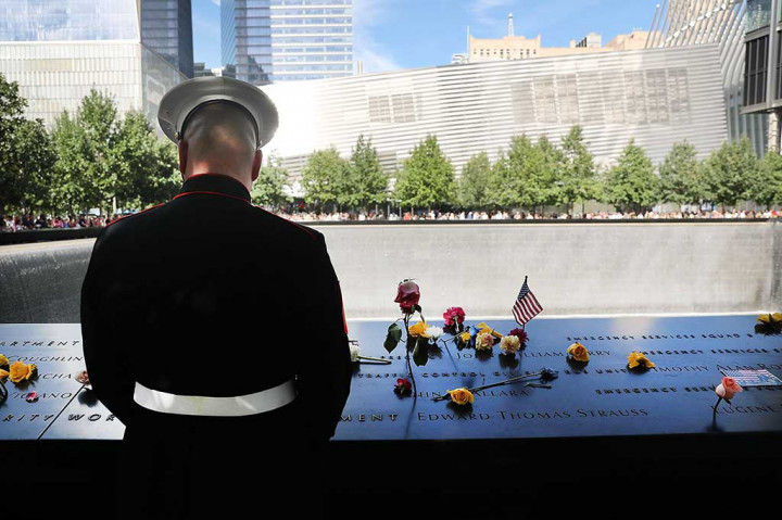 Nama-nama dari 2.983 korban dibacakan dengan pelan oleh sanak saudara mereka, sementara musik klasik mengiringi upacara di Plaza Memorial 9/11 di lower Manhattan dan mengheningkan cipta.