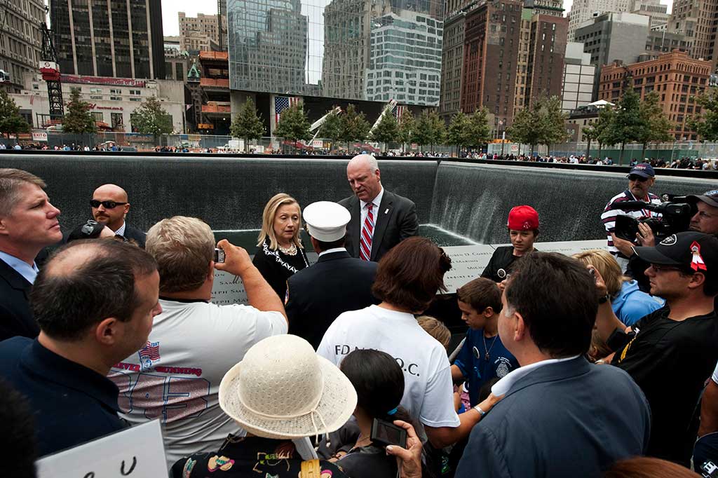 Tak ada pejabat publik yang berbicara dalam upacara di New York, untuk menjaga tradisi yang mulai berlangsung pada tahun 2012. Tapi banyak tokoh hadir, termasuk Donald Trump, calon presiden dari Partai Republik dan saingannya dari Partai Demokrat Hillary Clinton.