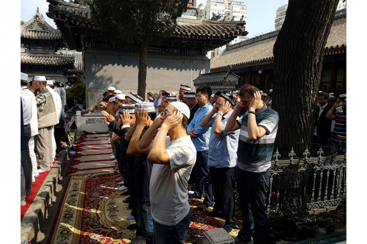 Ribuan Umat Muslim Tiongkok Salat Id di Masjid Niujie