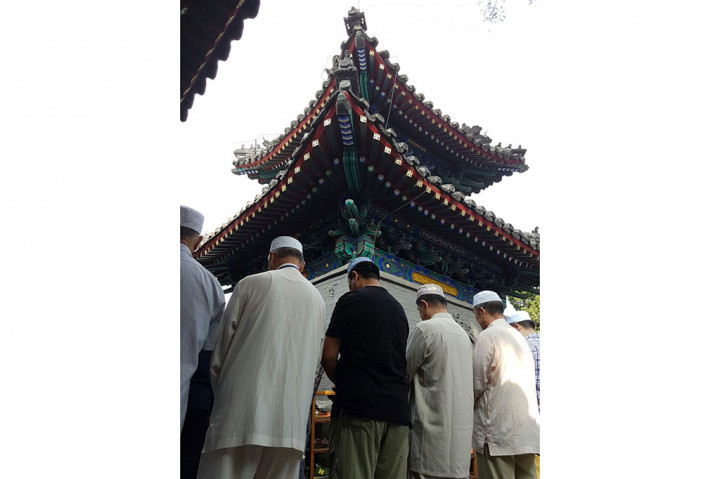 Ribuan Umat Muslim Tiongkok Salat Id di Masjid Niujie