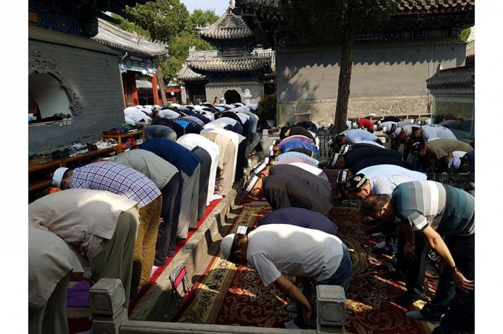 Ribuan Umat Muslim Tiongkok Salat Id di Masjid Niujie