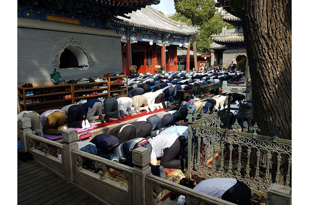 Ribuan Umat Muslim Tiongkok Salat Id di Masjid Niujie