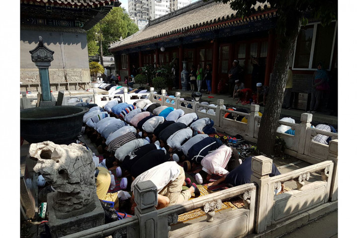 Ribuan Umat Muslim Tiongkok Salat Id di Masjid Niujie