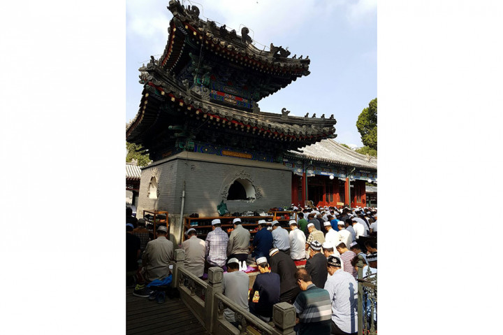 Ribuan Umat Muslim Tiongkok Salat Id di Masjid Niujie