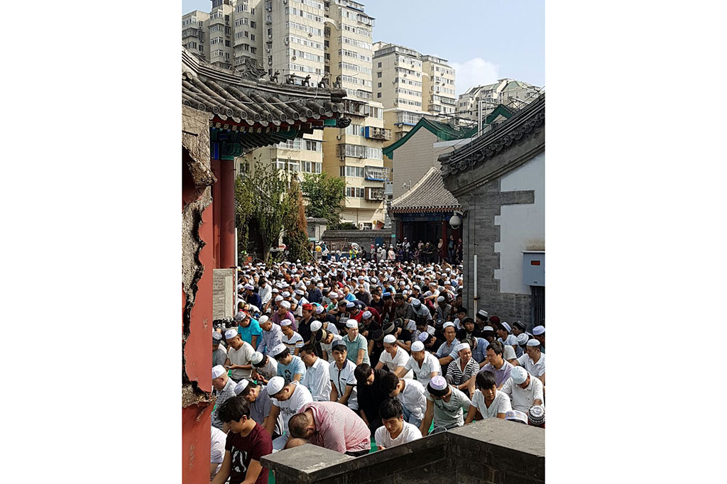 Ribuan Umat Muslim Tiongkok Salat Id di Masjid Niujie